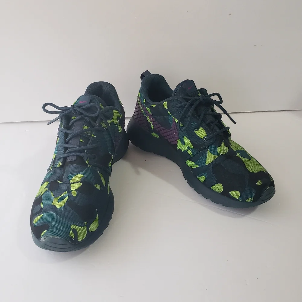 Nike Women Roshe One Prem Plus Green Camo, Purple Nike Sign Size 7